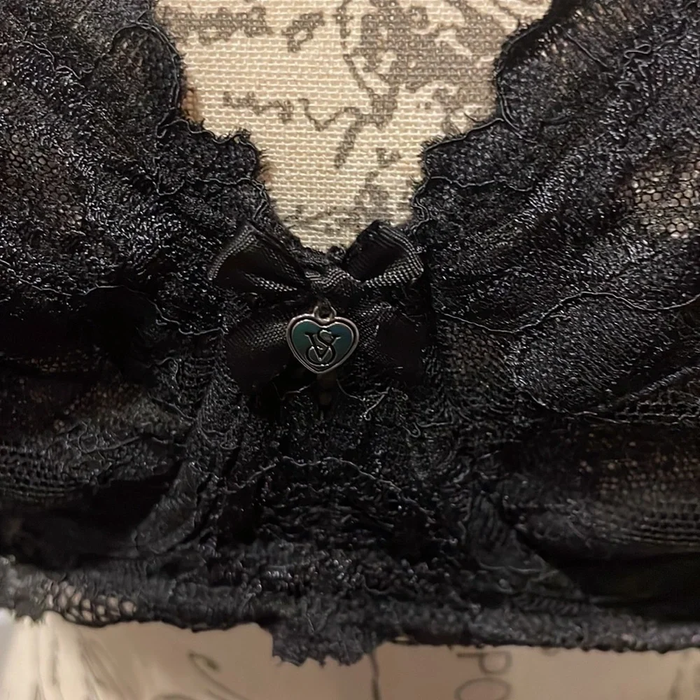 EUC 38D Victoria’s Secret bra - Body by Victoria.​​ - Picture 2 of 9